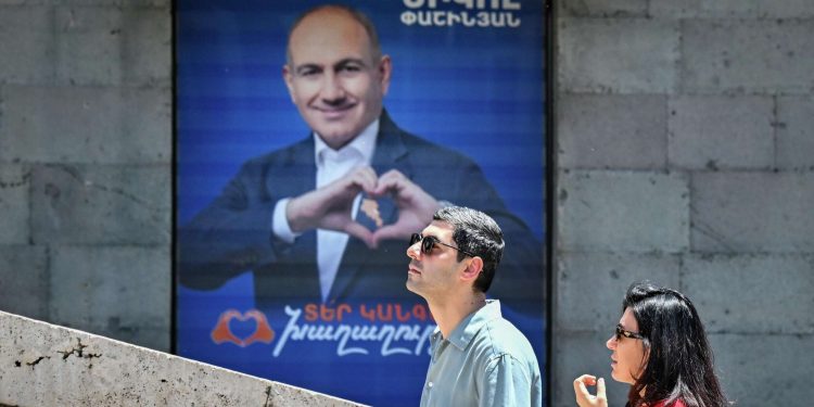 Армениядағы сайлау: Пашинян өз партиясының жеңіске жеткенін мәлімдеді