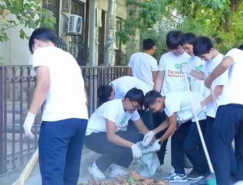 Шымкент жастары Дүниежүзілік тазалық күніне орай аулаларды тазалады
