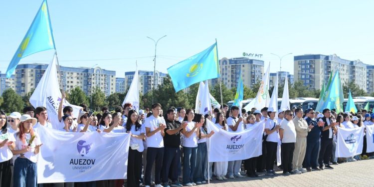 Сенбілікте бас қосқан мың жас: Шымкентте ауқымды экологиялық акция өтті