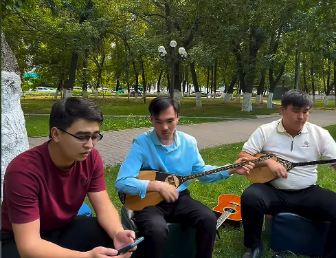 Бос уақытты тиімді өткізудің жаңа үлгісі: Саябақтағы ашық жыр кеші