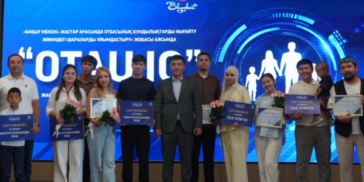 Шымкентте жас отбасылардың білім-білімі сыналған «ОТАУ IQ» сайысы өтті