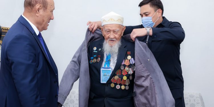 В Шымкенте поздравили представителей старшего поколения