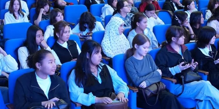 Шымкентте жас суретші Ануланың «Жерұйық» атты жеке көрмесі ашылды
