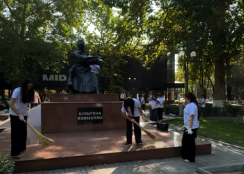 Шымкент жастары ұлы тұлғалар ескерткіштерінің аумағын тазартты