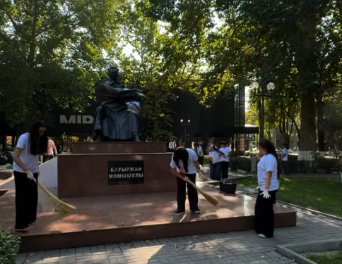 Шымкент жастары ұлы тұлғалар ескерткіштерінің аумағын тазартты